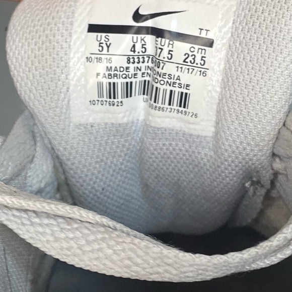 Nike Air Max: Size 5 Youth: Some creases but could be fixed w crease protectors - Picture 6 of 6